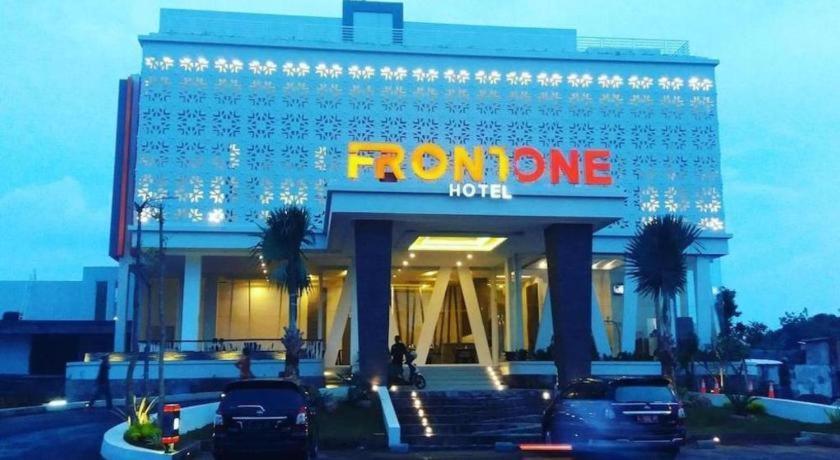 Front One Hotel Pamekasan Madura Exteriér fotografie