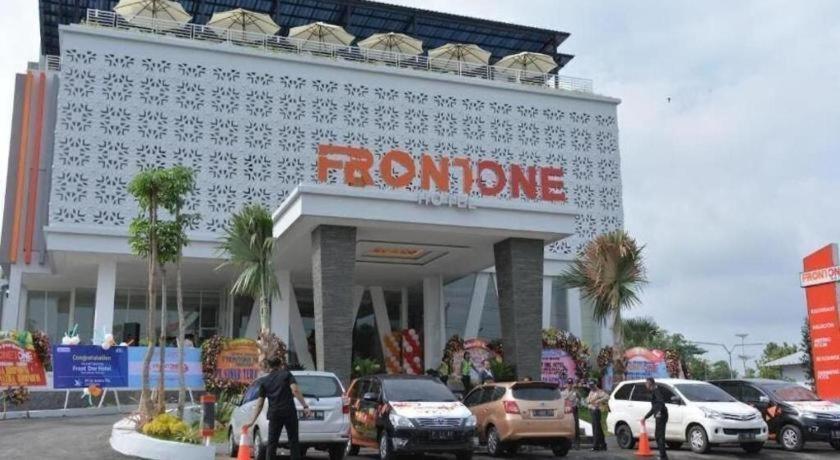 Front One Hotel Pamekasan Madura Exteriér fotografie