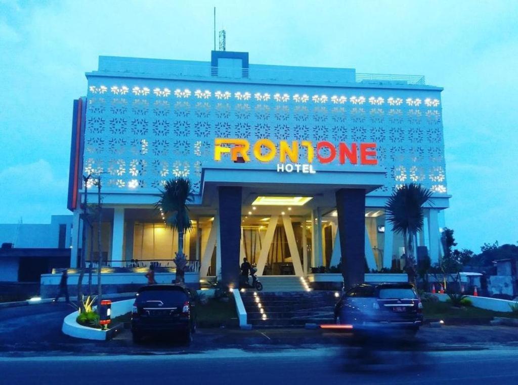 Front One Hotel Pamekasan Madura Exteriér fotografie