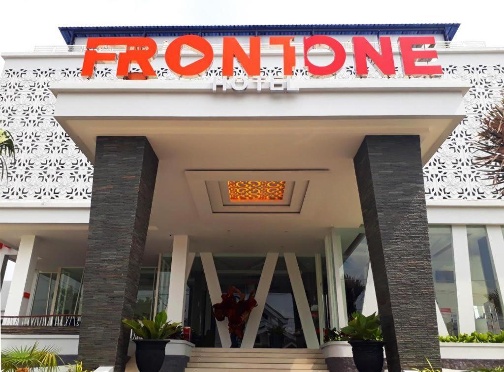 Front One Hotel Pamekasan Madura Exteriér fotografie